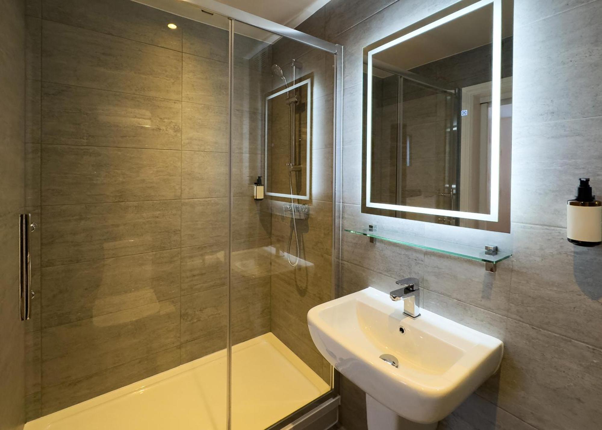 Berjaya Eden Park London Hotel Экстерьер фото